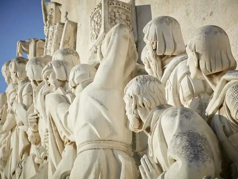 Auf der Singlereise mit Studiosus an Silvester nach Lissabon unternehmen wir einen Ausflug in den Stadtteil Belém am Fluss Tejo und schauen uns das Denkmal der Entdeckungen, Padrao dos Descobrimentos, an.