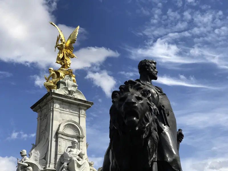 Bummeln Sie auf Ihrer Städtereise nach London zum Buckingham Palace. Hier begegnen Sie auch Königin Victoria  - zumindest ihrem Denkmal.