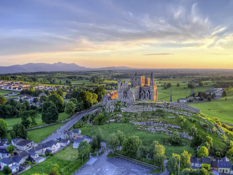 Immer einen Besuch wert: der ehemalige Königssitz und Kirchenfelsen Rock of Cashel im County Tipperary, auch Irlands Akropolis genannt, den auch wir uns auf unserer Reise für Singles und Alleinreisende nicht entgehen.