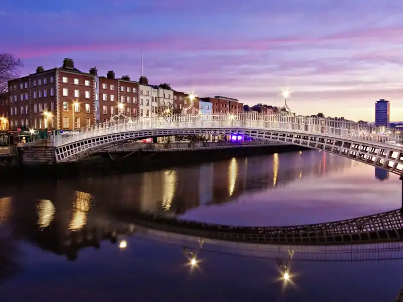 Diese me&more-Silvesterreise führt uns nach Dublin. Die Half Penny Bridge ist eines der beliebtesten Fotomotive der irischen Hauptstadt.