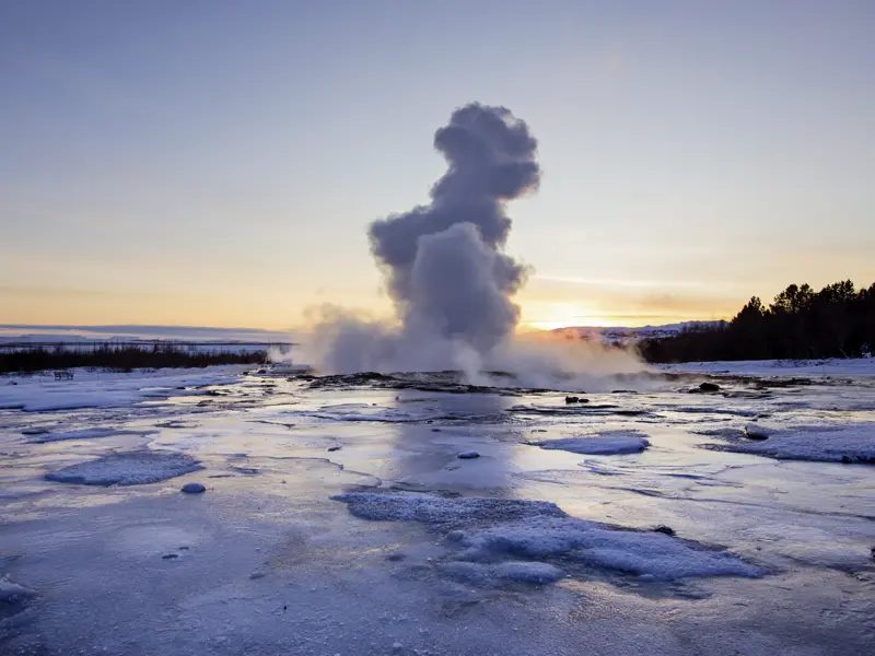 Die Erde unter Island brodelt. Der Gysir Strokkur schießt regelmäßige Dampfwolken gen Himmel. Ein Spektakel, das wir auf unserer Silvester-Singlereise erleben werden.