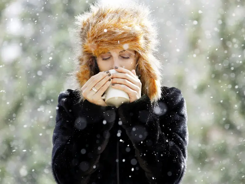 Es wird kalt auf der Silvesterreise für Singles und Alleinreisende ins winterliche Island. Eine Tasse Tee erwärmt die Gemüter.