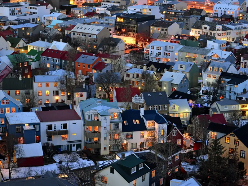 Besuchen Sie während Ihrer Studienreiise für Singles und Alleinreisende die Hallgrimskirkja in Reykjavik und blicken Sie vom Aussichtspunkt auf die Dächer der isländischen Hauptstadt.