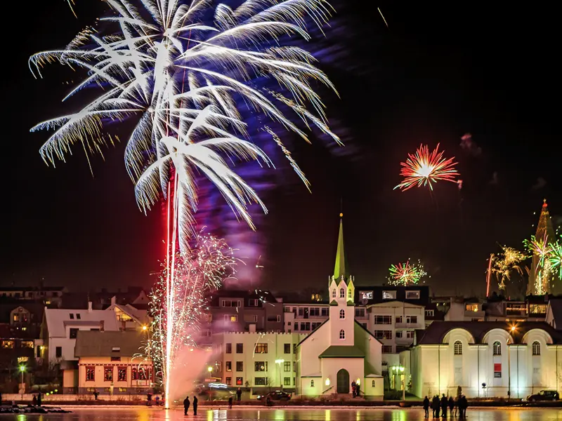 Begrüßen Sie das neue Jahr in der isländischen Hauptstadt Reykjavik mit Gleichgesinnten auf dieser Studienreise für Singles und Alleinreisende. Das spektakuläre Feuerwerk über Reykjavik wird eines der vielen Highlights Ihrer Reise sein.