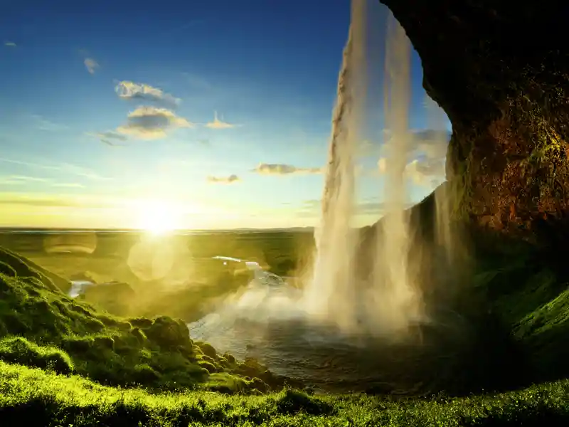 Zu Beginn unserer Studienreise für Singles und Alleinreisende gleich ein Highlight: An der Südküste sehen wir einen der schönsten Wasserfälle Islands, den Seljalandsfoss.Sie können hinter seine Wasserschleier gehen. Aber Vorsicht: Sie werden bestimmt nass!