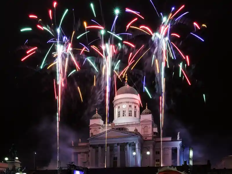 Wir genießen unser Silvester-Dinner in Helsinki in einem guten Restaurant und schauen uns das Feuerwerk im Stadztentrum an.