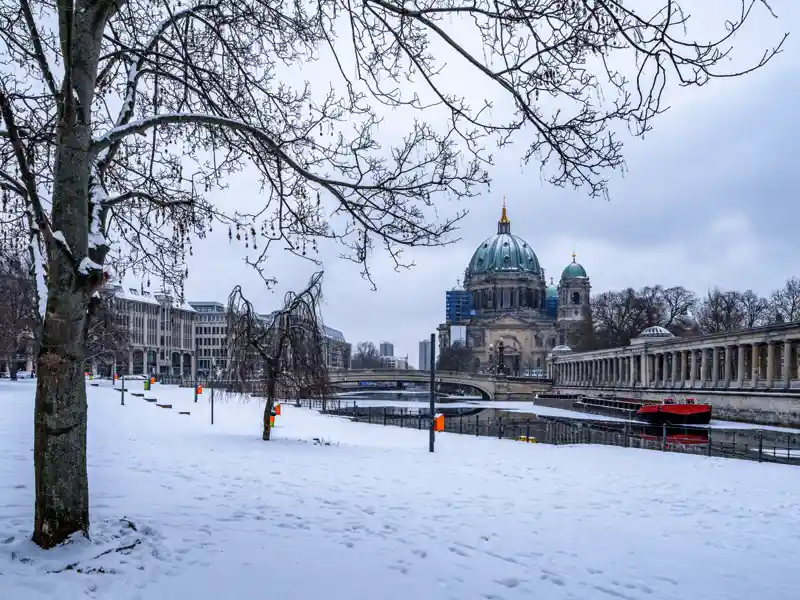 Die Museumsinsel im Herzen Berlins entdecken wir auf unserem Spaziergang durch die Mitte Berlins, wo wir mit anderen Singles und Alleinreisenden Silvester verbringen.