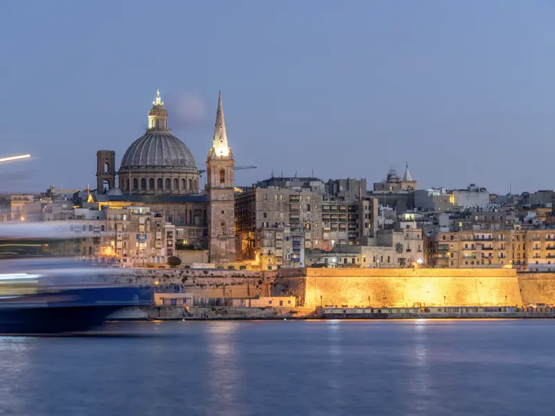 Auf der fünftägigen Studiosus Singlereise nach Malta an Silvester werden wir in einem Hotel in Sliema übernachten. Vom Hafen von Sliema haben Sie einen grandiosen Blick auf das historische Stadtbild der maltesischen Hauptstadt Valletta.