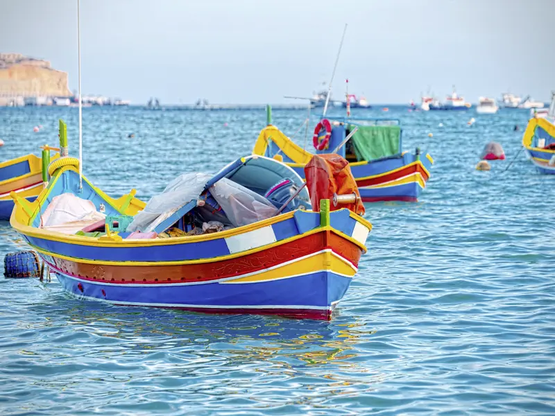 Die bunten Fischerboote im Hafen von Marsaxklokk sind ein beliebtes Fotomotiv. Wer schießt bei der Studienreise Malta das beste Foto?