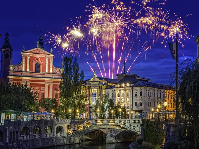 Bei der Silvesterreise für Alleinreisende und Singles erleben Sie ein farbenfrohes Feuerwerk über der Altstadt von Ljubljana.