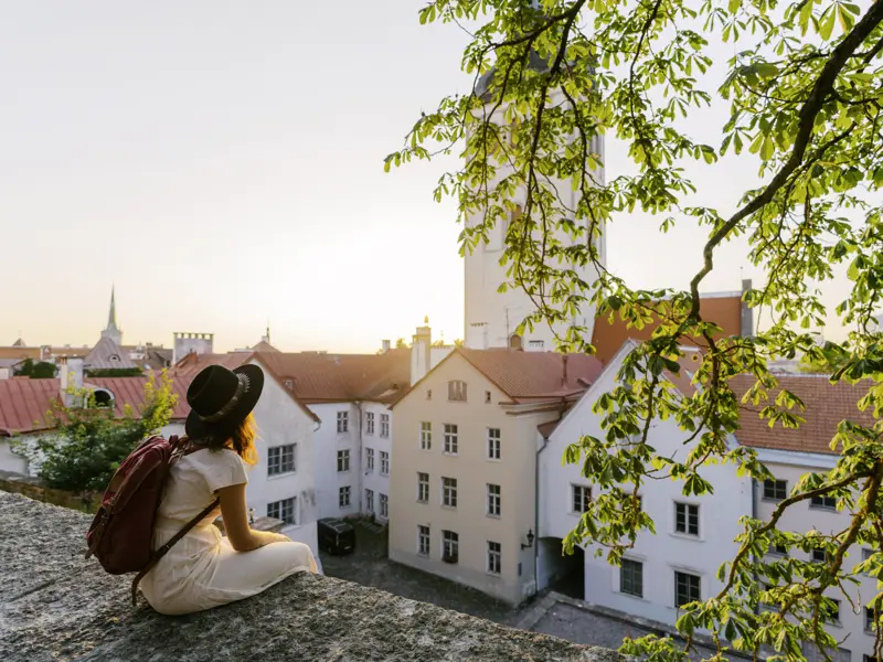 Auf unserer Studienreise für Singles mit Studiosus durch das Baltikum erleben Sie mit anderen weltoffenen Alleinreisenden die estnische Hauptstadt Tallinn.