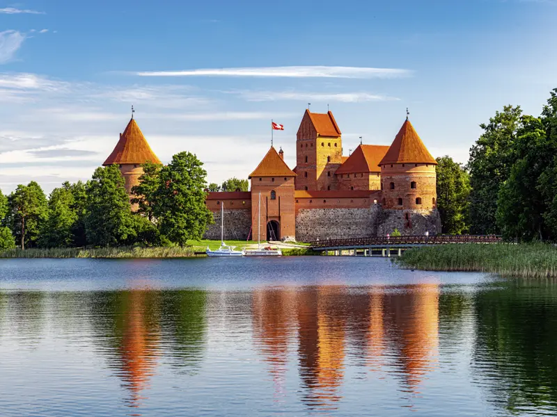 Während unser Studienreise durch das Baltikum begegnen sich weltoffene Singles und Alleinreisende. Gemeinsam besichtigen wir die Wasserburg inTrakai.