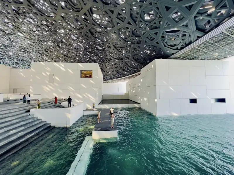 Bei unserer Singlereise über Silvester nach Dubai erwartet uns auch ein Ausflug zum Louvre in Abu Dhabi.