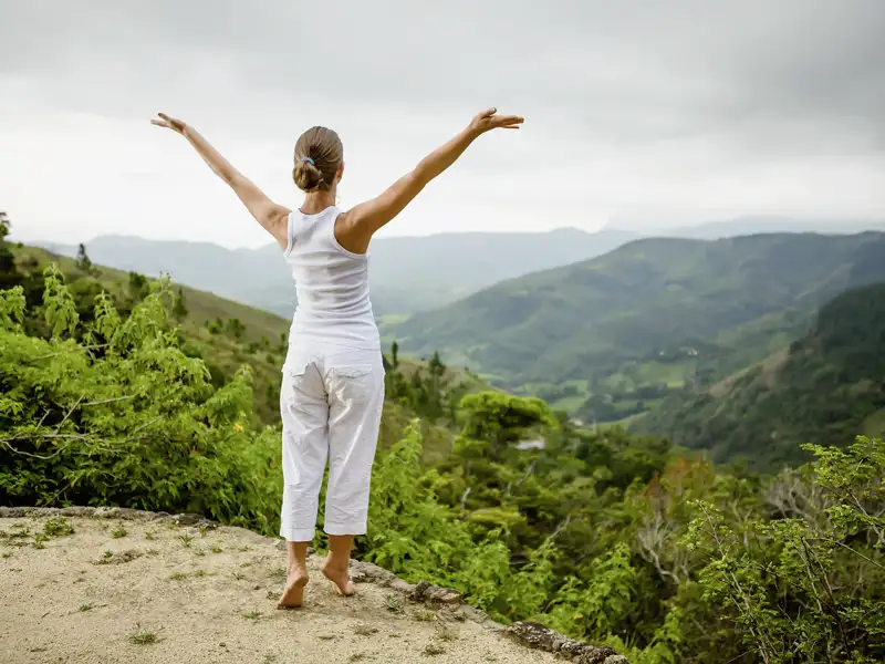 Auf unserer Singlereise nach Sri Lanka genießen wir das kühle Hochland. Es bleibt Zeit für eigene Aktivitäten. Wie wäre es mit Yoga?