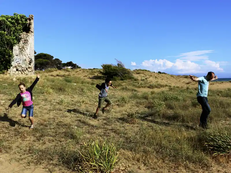 Auf unserer Familien-Rundreise nach Griechenland können wir zwischen Besichtigungen immer wieder in herrlicher Landschaft auf dem Peloponnes miteinander spielen und herumtoben.