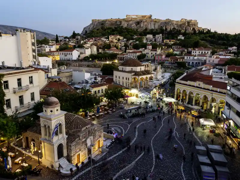 Auf unserer Familien-Studienreise nach Griechenland gehen wir in Athen hinauf auf den Akropolishügel, wo die Griechen Zeus, Poseidon und andere Götter verehrten und ihnen wunderschöne Tempel bauten.