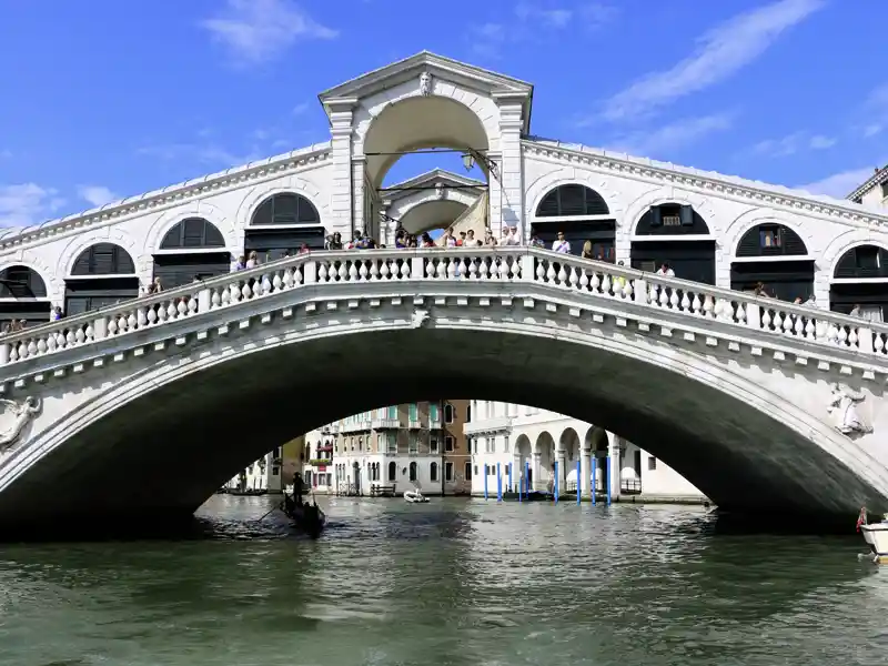 Ein Highlight auf unserer sechstägigen Familien-Studienreise nach Venedig: Die Rialtobrücke spannt sich über den Canal Grande.