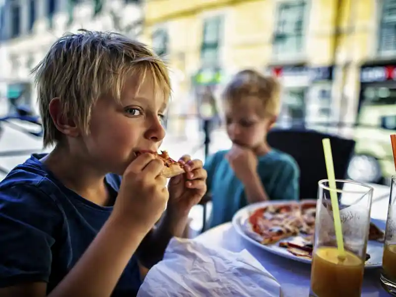 Pizza-Essen in einer Trattoria - auf unserer family-Reise nach Rom nicht nur bei den Kindern ein Genuss.