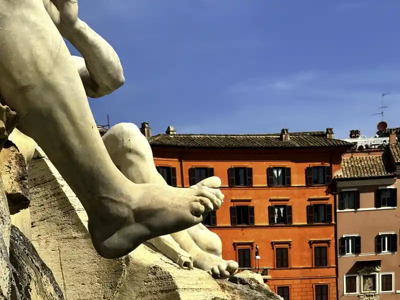 Es gibt viel zu entdecken in den Gassen und auf den Plätzen Roms - unter anderem jede Menge Brunnen! Wer findet auf unserer Studiosus-family-Reise bei der Stadtrallye durch die Altstadt den Brunnen mit diesem Fuß? Kleiner Tipp: auf der Piazza Navona mal genauer hinschauen!