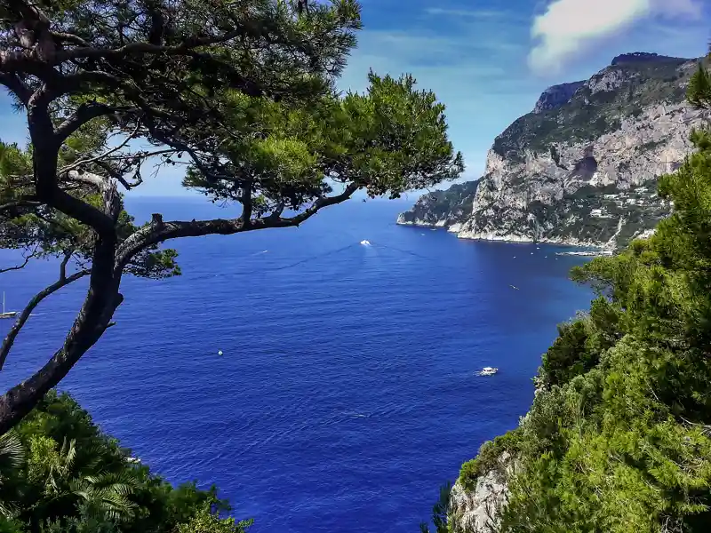 Ein Schiff bringt uns hinüber zur Insel Capri. Von der Villa Lysis genießen wir bei unserer Familienreise die Aussicht auf das tiefblaue Meer.