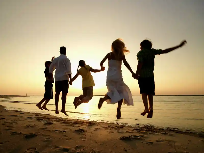 Die Familienreise nach Sizilien ist ein Erlebnis und es bleibt immer wieder Zeit für glückliche Momente am Strand.