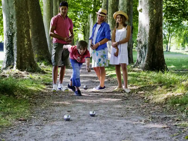 Wie die Franzosen im Jardin du Luxembourg Boule spielen? Das können wir auch -  im Rahmen unserer Studiosus-family-Reise nach Paris.