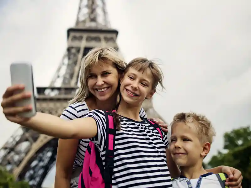 Familienurlaub in Paris: MIt Studiosus family erkunden wir 5 Tage lang die Metropole an der Seine. Zusammen mit der speziell qualifizierten Studiosus-Reiseleitung und anderen Kindern von 6 bis 14 Jahren. Auf dem Eiffelturm essen wir sogar zu Mittag: Mit Traumblick über die Stadt!