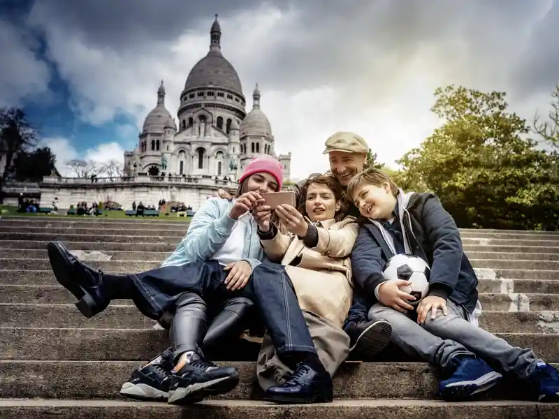 Im Rahmen unserer Studiosus-family-Reise organisiert die Reiseleitung eine spannende Stadtrallye durch das Künstlerviertel Montmartre. Und wir genießen den berühmten Ausblick von den Stufen der Kirche Sacré-Coeur über Paris.