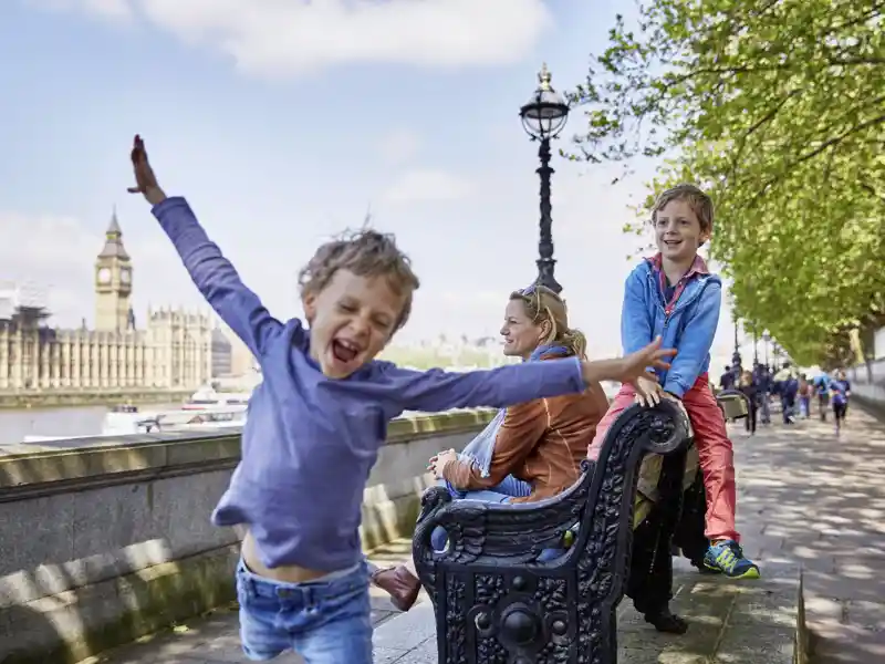 In London lässt sich auf unserer Familien-Studienreise viel erleben. Wer mag, macht eine Pause auf einer Bank am Themse-Ufer, wer noch nicht genug Bewegung hatte, tobt herum.