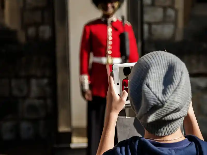 Der Buckingham Palace mit seinen fotogenen Wachen ist eines unserer Highlights auf der Rundfahrt durch London auf unserer Familien-Studienreise.