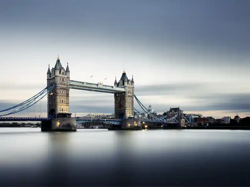 Die Tower Bridge überspannt den Fluss Themse in London und gilt als eines der Wahrzeichen der Stadt. Einer der vielen Höhepunkte auf unserer fünftägigen Familien-Studienreise!