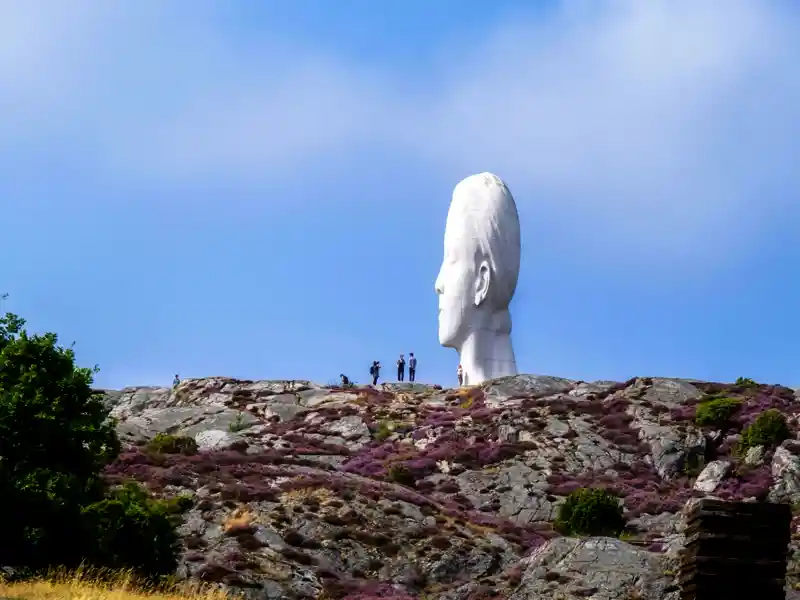 Auf der Schäreninsel Tjörn blicken wir auf unserer Reise mit der überdimensionalen Plastik Anna aufs Meer hinaus.