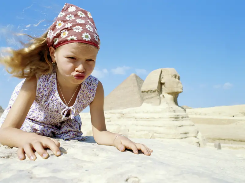 Bei der family-Reise von Studiosus steht natürlich auch das Areal der Pyramiden auf dem Programm. Dort ist ein wichtiger Besichtigungspunkt der Sphinx.