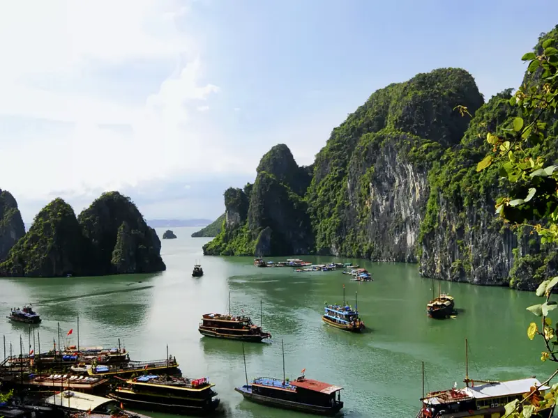 Auf unserer 14-tägigen Familienreise durch Vietnam gehen wir auf einem Schiff in der Halongbucht auf Entdeckungsreise, Wer mag, erkundet die Halongbucht mit dem Kanu oder geht angeln. Es bleibt genügend Zeit für entspannte Stunden an Deck.