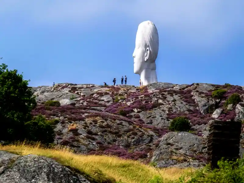 Auf der Schäreninsel Tjörn blicken wir auf unserer Göteborg-Städtereise mit der überdimensionalen Plastik "Anna" aufs Meer hinaus.