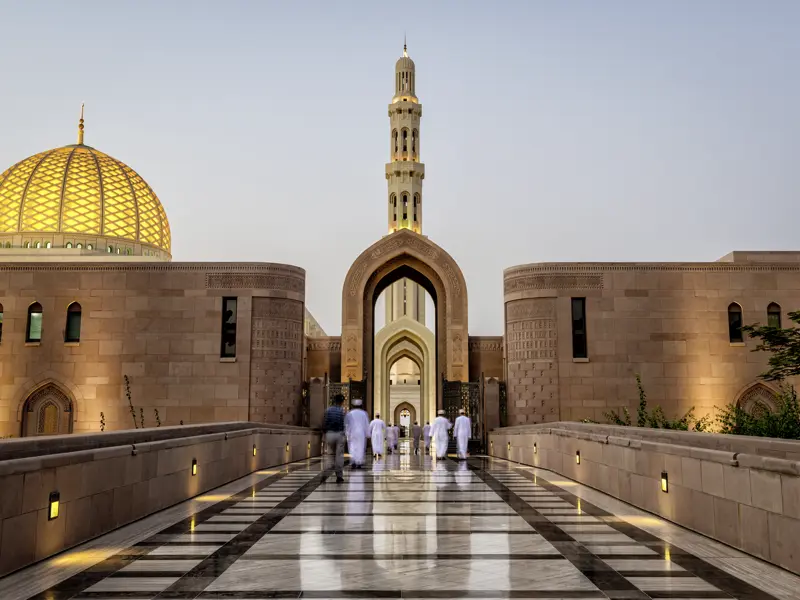 Bei unserer me & more-Reise für Singles und Alleinreisende in den Oman besuchen wir auch die grandiose  Sultan-Qaboos-Moschee in Maskat.