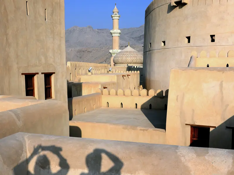 Auf unserer Singlereise durch den Oman erkunden wir in Nizwa die gewaltige Festung, wo altes Handwerk wie Brotbacken, Sticken und Klöppeln präsentiert wird. Anschließend können Sie auf dem Markt an Vanille, Safran, Muskat & Co. schnuppern sowie Cashews und Pistazien probieren.