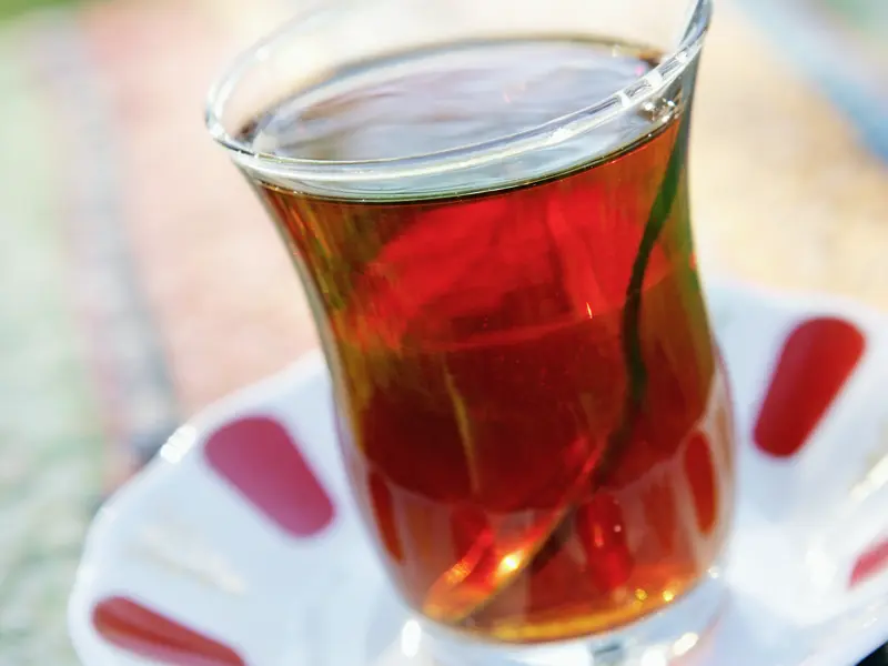 Tee - allgegenwärtig in der Türkei; auch wir gönnen uns das ein oder andere Glas auf unserer Singlereise nach Istanbul.