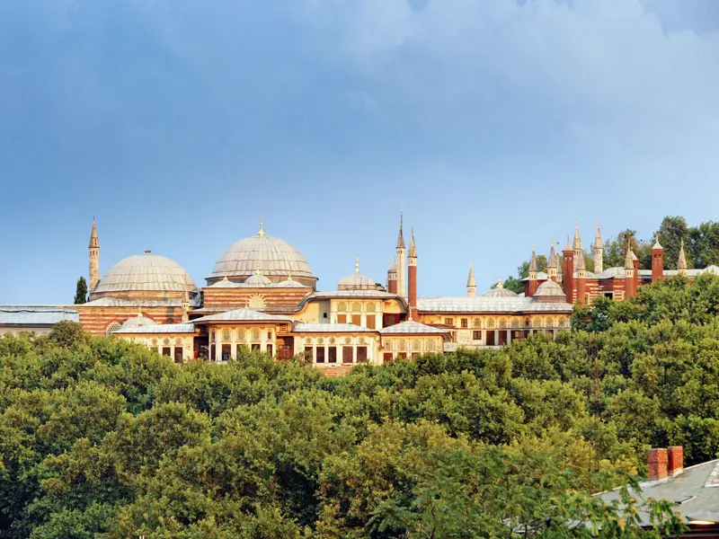 Ein Höhepunkt unserer Singlereise nach Istanbul ist der Besuch des Topkapi-Palastes: Die Residenz der Sultane ist eine Stadt in der Stadt  und erhebt sich an der Serailspitze zwischen Bosporus und Goldenem Horn - weithin sichtbar.