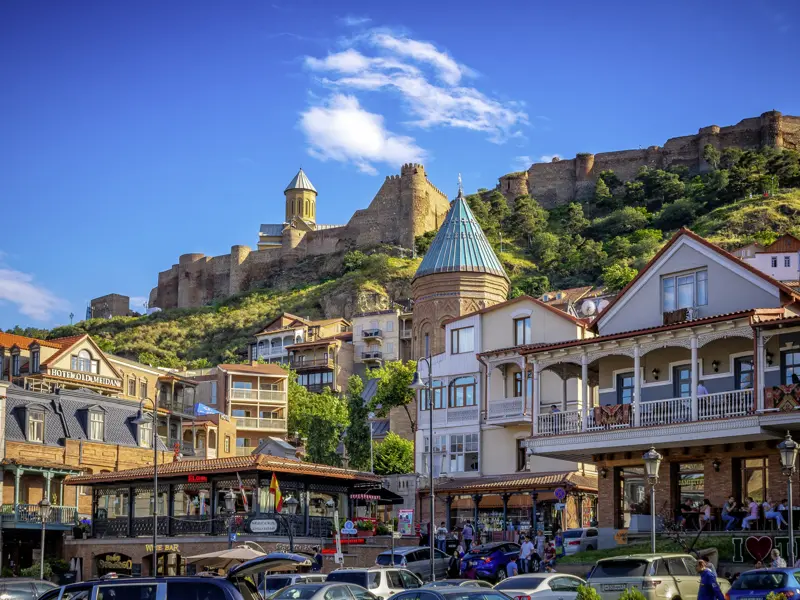 Unsere Studienreise führt uns durch die großartigen Landschaften Georgiens. Hoch über der georgischen Hauptstadt Tilflis besichtigen wir die am Ende des 3. Jahrhunderts erbaute Festung Nariqala.