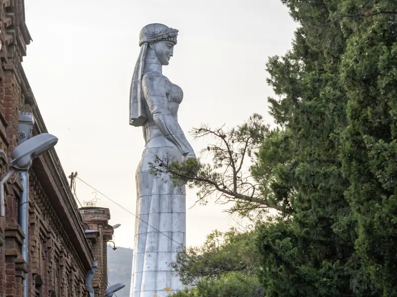 Über den Dächern der Hauptstadt Tiflis thront die Statue der Mutter Georgiens