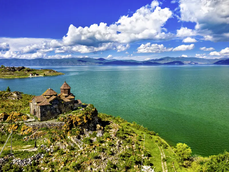 Auf der 14-tägigen Studiosus-Reise durch den Südkaukasus übernachten wir in Armenien am schönen Sewansee und besichtigen das dortige Kloster.