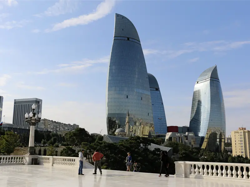 Die Studiosus-Reise durch den Südkaukasus startet in Aserbaidschans Hauptstadt Baku ,