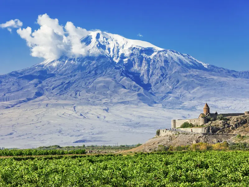 Auf unserer Wander-Studienreise Armenien-Georgien - zwischen Ararat und Kaukasus besuchen wir am fünften Tag das wunderschön gelegene Kloster Chor Wirab.