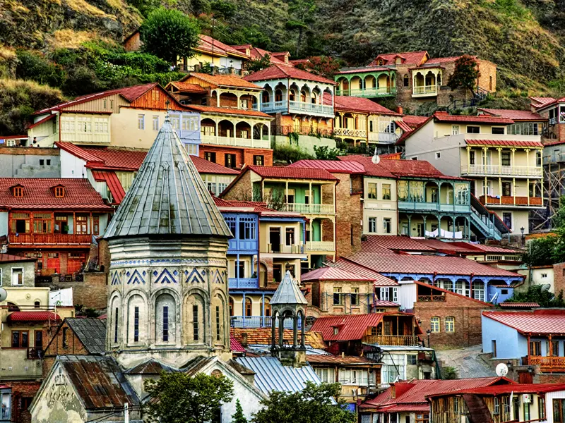 Auf unserer Wander-Studienreise durch Armenien und Georgien entdecken wir das alte und das neue Gesicht von Tiflis: Metechi-Kirche, Sioni-Kathedrale und Schwefelbäder in der Altstadt.