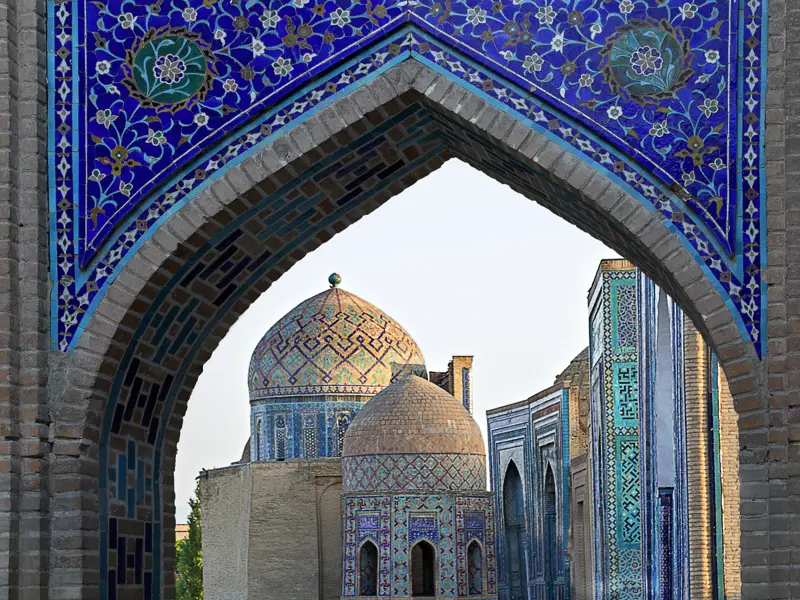 Auf Ihrer umfassenden Studienreise nach Usbekistan führt Sie Ihre Reiseleiterin in Samarkand durch die Gräberstraße Schah-e Sinda mit ihren mit farbenprächtigen Fliesen belegten Mausoleen und Spitzbogen.