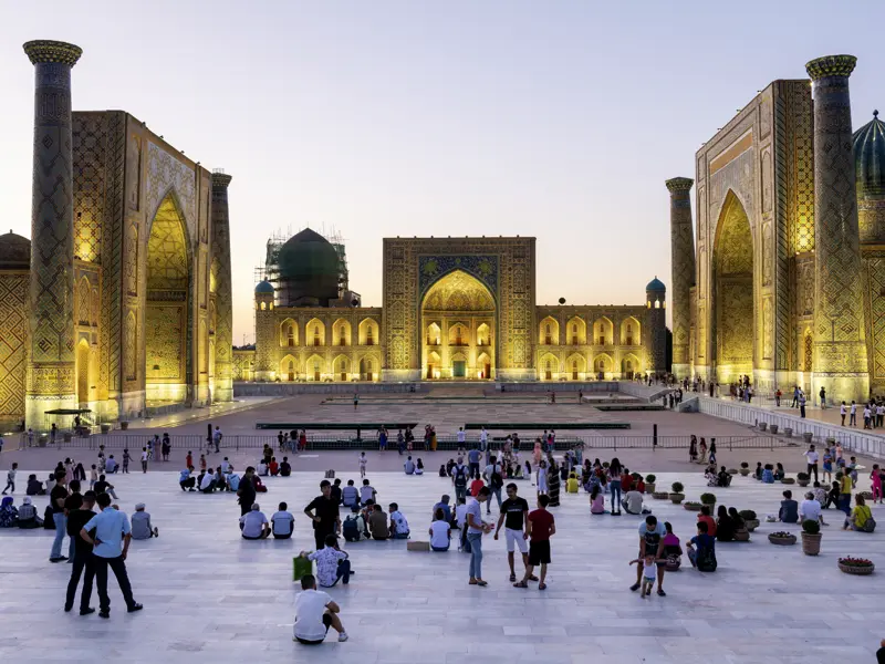 Wir besuchen in Samarkand den Reigistan Platz und bestauen die ehemaligen Koranschulen.