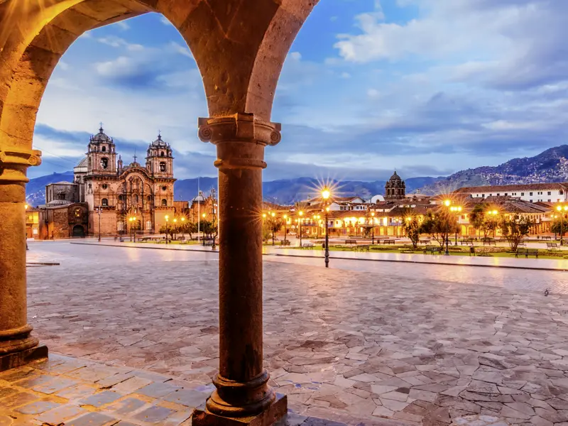 Ein kultureller Höhepunkt der Studiosus-Reise durch Chile, Bolivien und Peru ist die alte Inkahauptstadt Cusco. Gesäumt von Kirchen und Arkaden ist dort die Stimmung am Abend besonders schön.