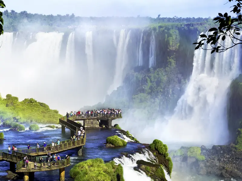 Eines der berühmtesten Naturspektakel der Welt liegt auf der Route unserer Studiosus-Reise durch Südamerika: die Wasserfälle von Iguazú. Besonders spektakulär ist der Blick von der Besucherplattform am Teufelsschlund direkt in den Abgrund.