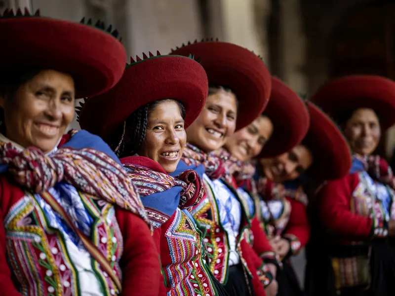 Moderne und Tradition sind in Südamerika kein Gegensatz, wie wir auf unserer Studienreise erfahren: zum Beispiel im Hochland von Peru, in der bis heute die Trachten der Quechua getragen werden.